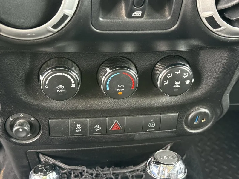 2014 Jeep Wrangler Unlimited Sahara, photo 28