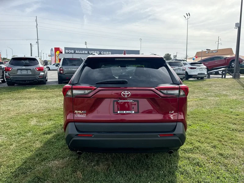 2021 Toyota RAV4 LE, photo 18