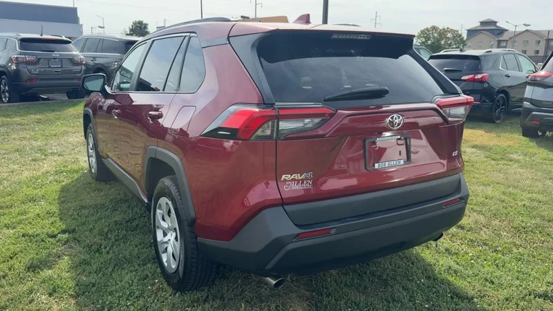 2021 Toyota RAV4 LE, photo 5