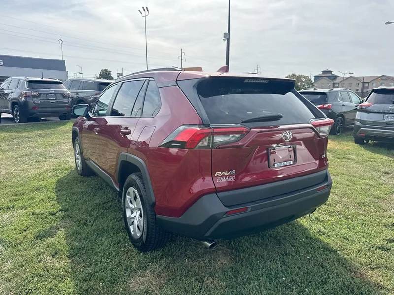 2021 Toyota RAV4 LE, photo 12