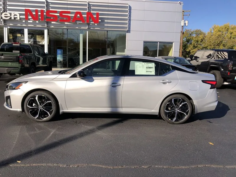 2025 Nissan Altima SR, photo 11