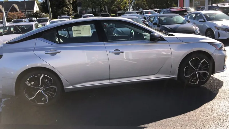 2025 Nissan Altima SR, photo 9