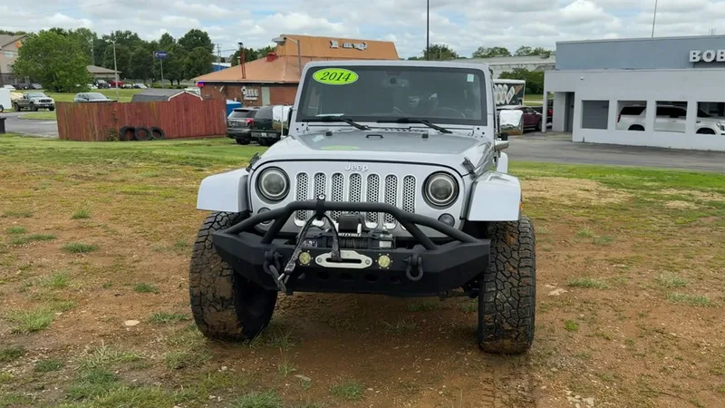 2014 Jeep Wrangler Unlimited Sahara, photo 2