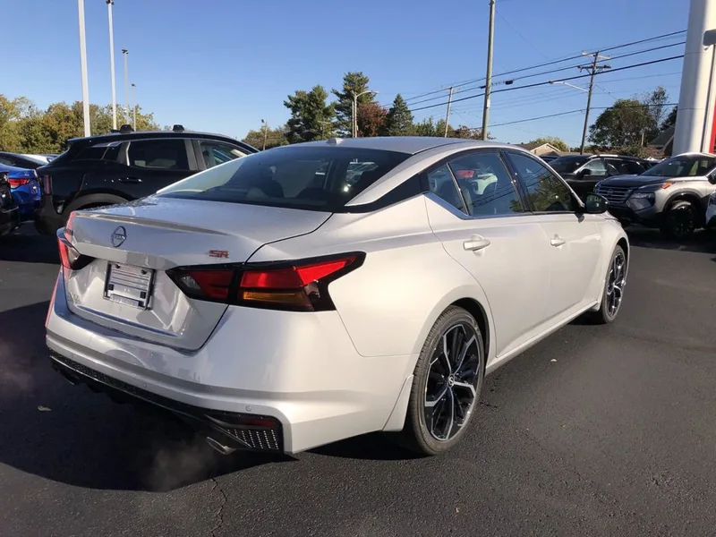 2025 Nissan Altima SR, photo 13