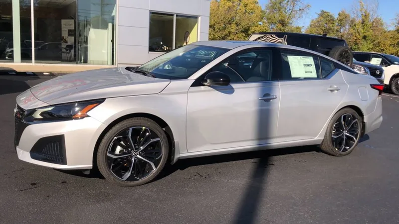2025 Nissan Altima SR, photo 5