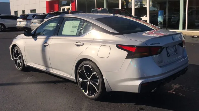 2025 Nissan Altima SR, photo 6