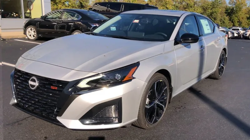 2025 Nissan Altima SR, photo 4